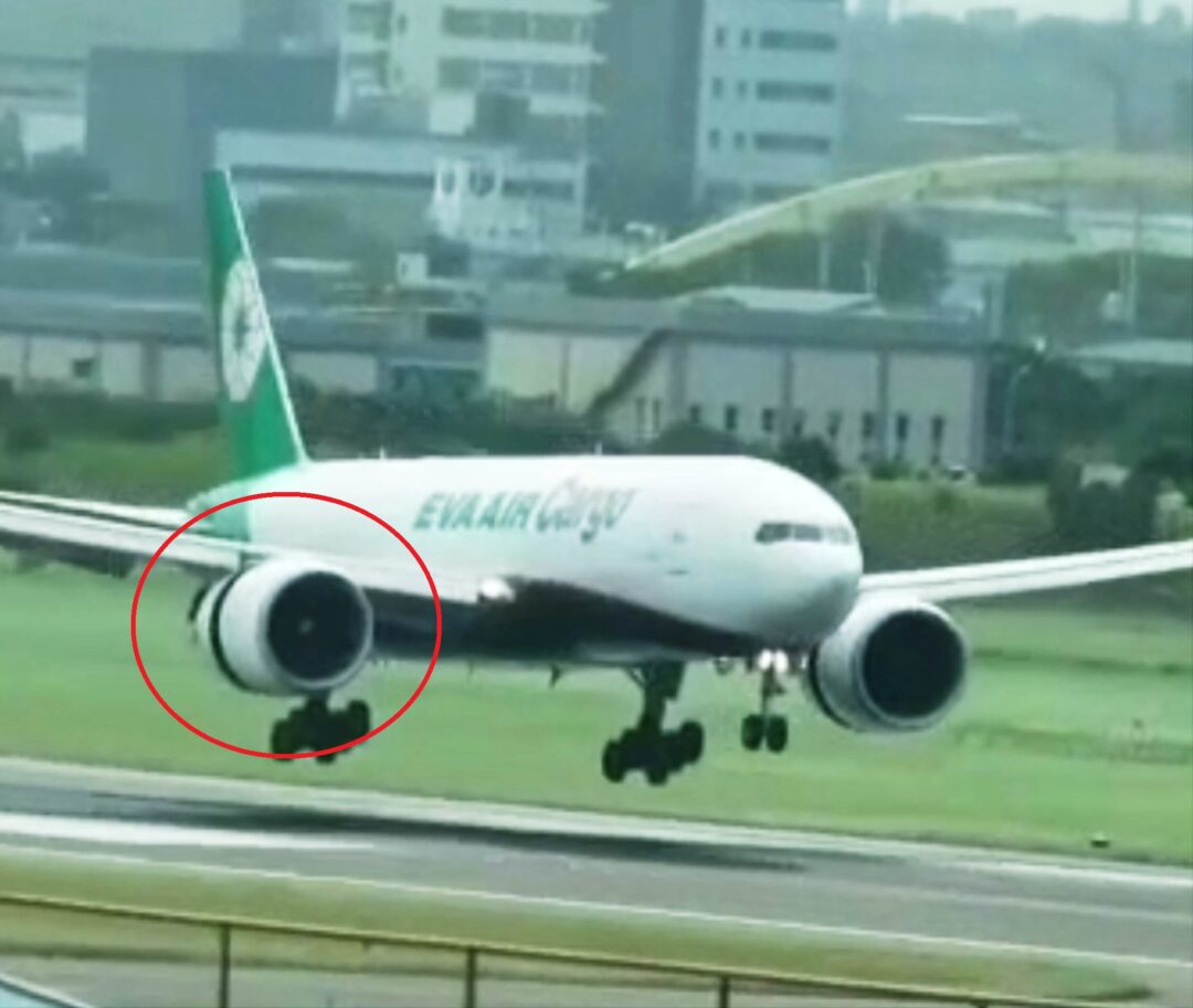 Boeing 777 F-5E da Eva Air Cargo abre reverso em voo_Imagem WEB