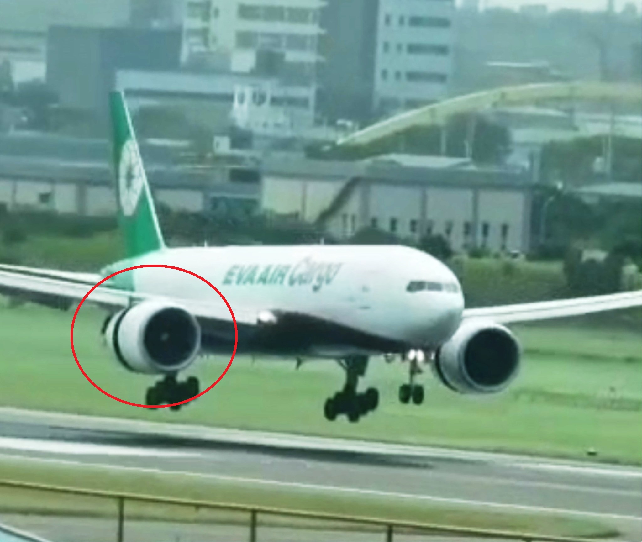 Boeing 777 F-5E da Eva Air Cargo abre reverso em voo_Imagem WEB