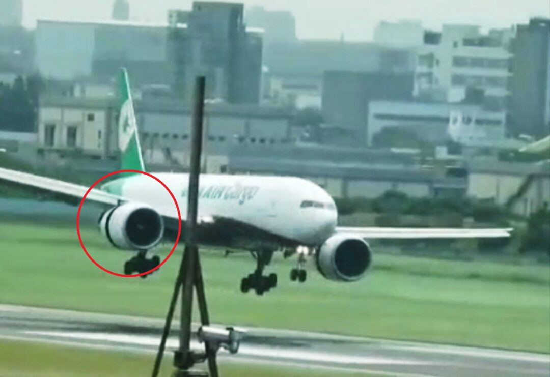 Boeing 777 F-5E da Eva Air Cargo abre reverso em voo_Imagem WEB
