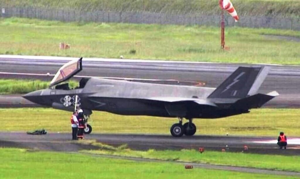 Caça Bombardeio F-35B Britanico faz pouso de emergência no Japão