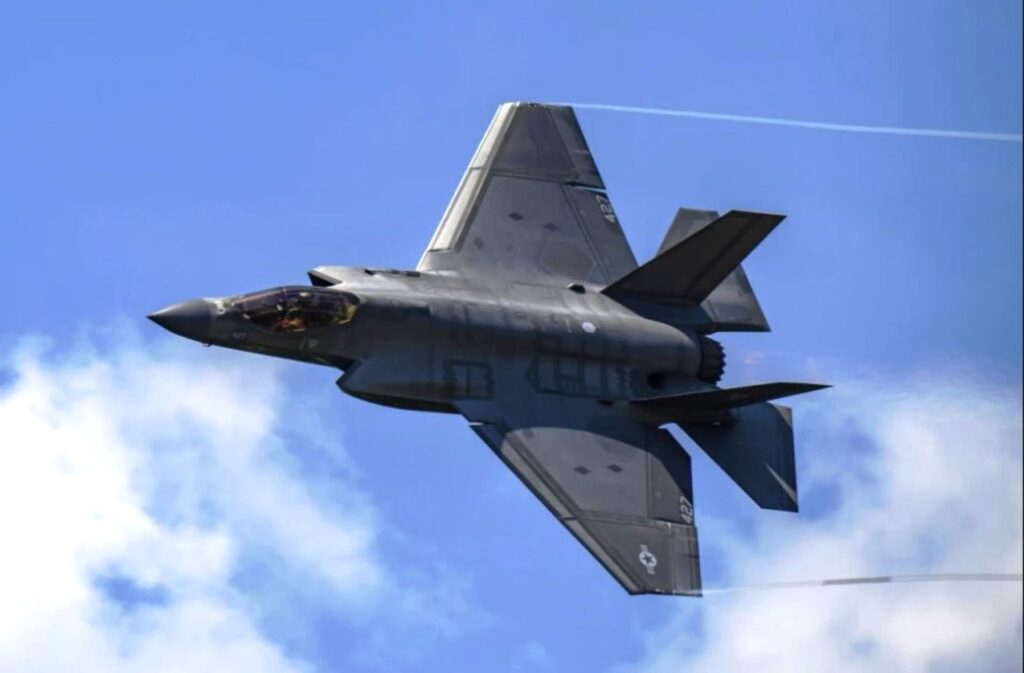 Caca-F-35-da-Marinha-dos-EUA-cai-na-California