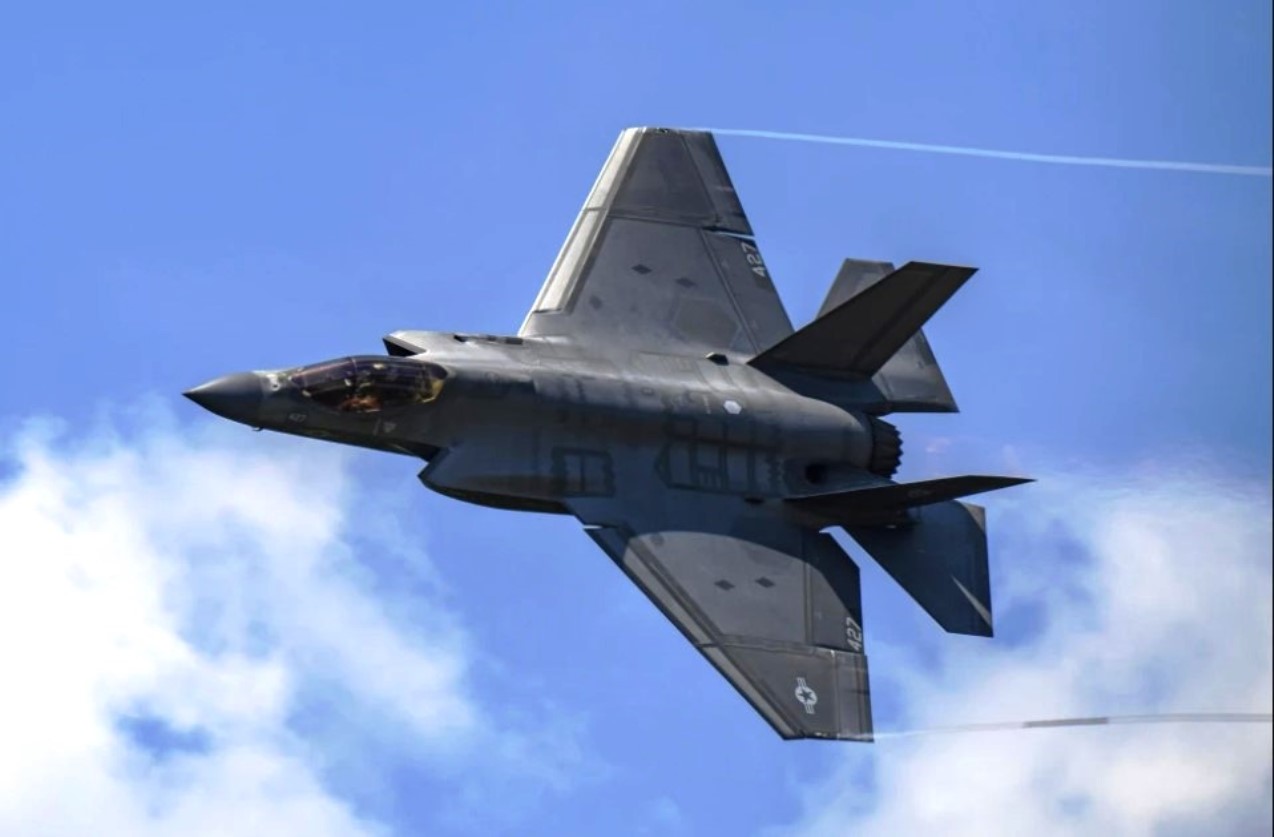 Caca-F-35-da-Marinha-dos-EUA-cai-na-California
