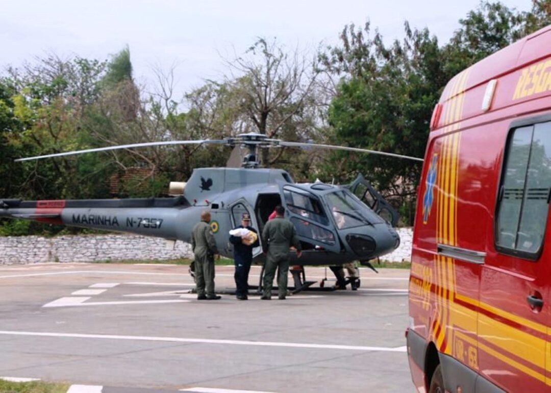 Helicóptero da Marinha faz resgate de mae e bebe no Pantanal_Imagem 6 DN MB