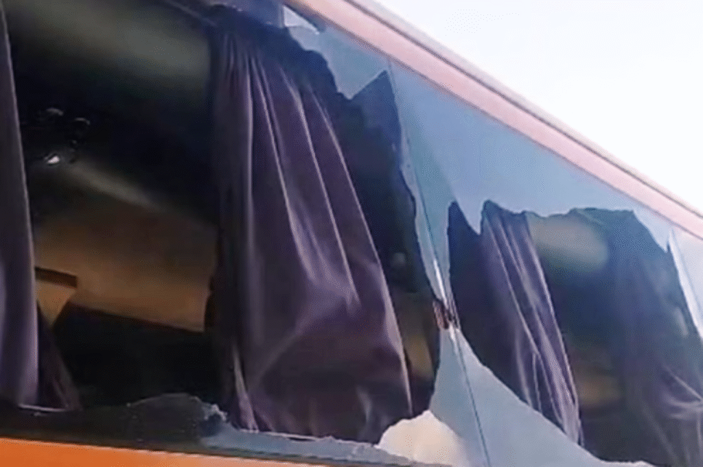 Ônibus da GOL é apedrejado durante trajeto entre aeroportos em SP