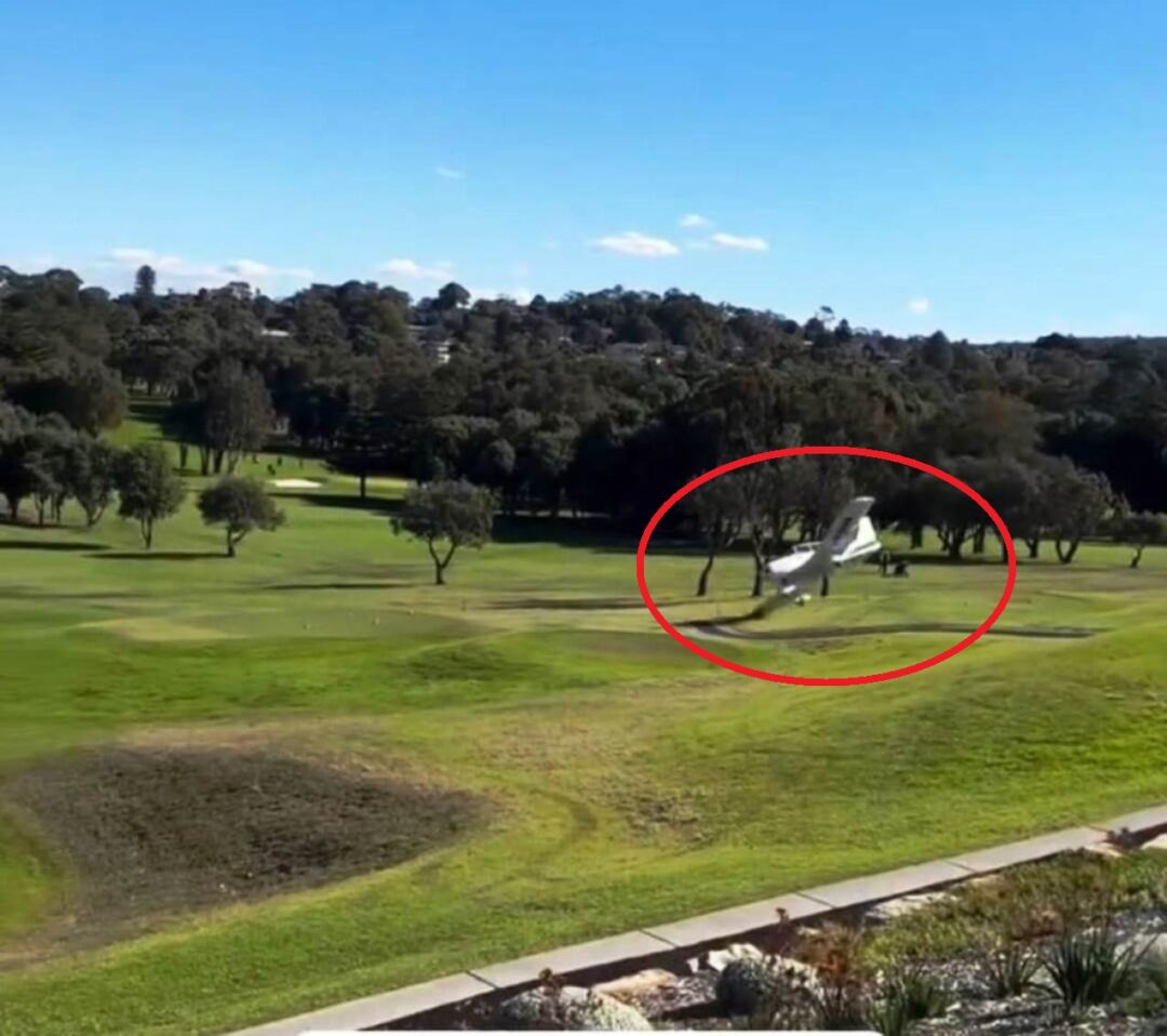 Queda-de-Aviao-em-Campo-de-Golfe-na-Australia