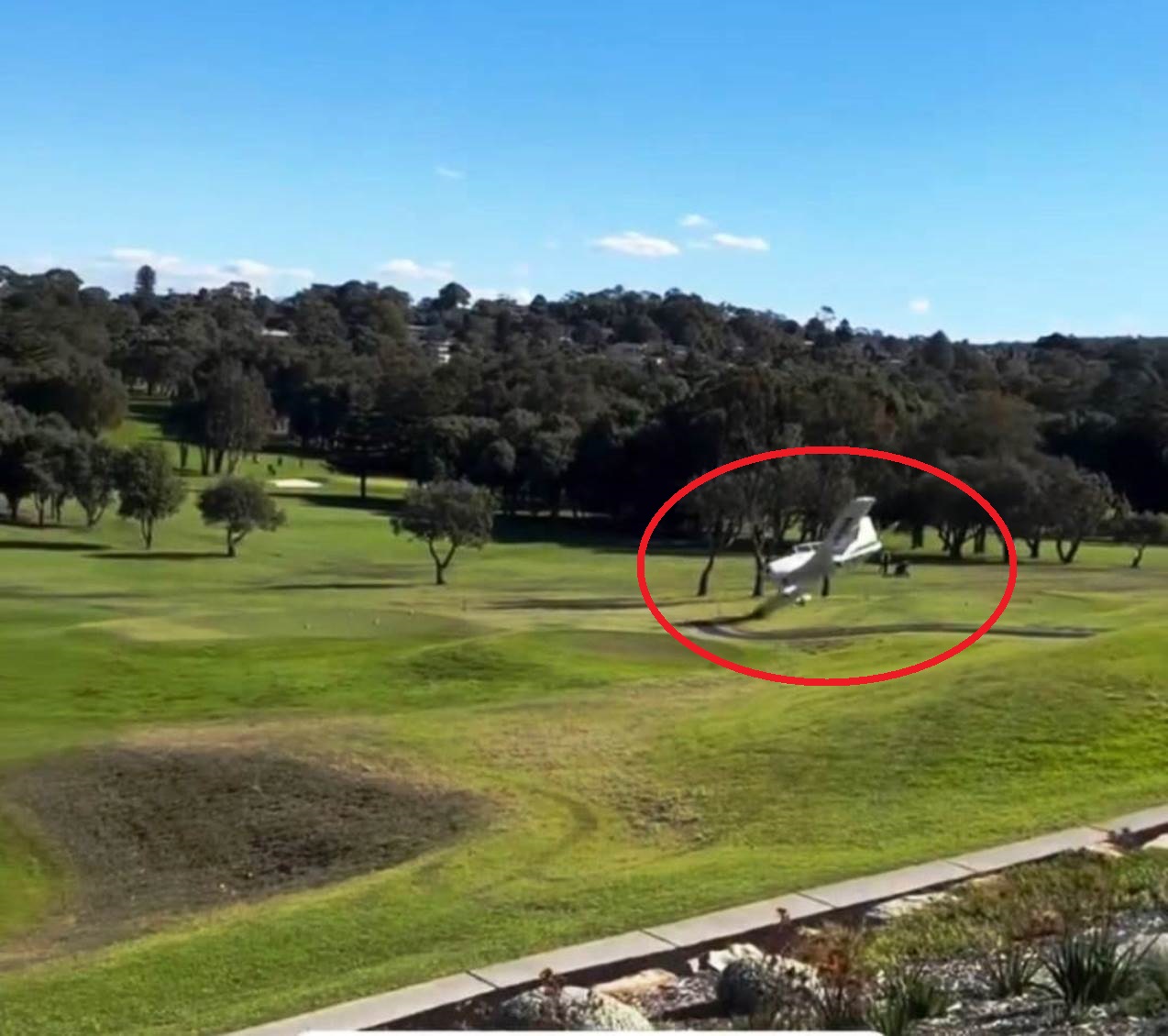 Queda-de-Aviao-em-Campo-de-Golfe-na-Australia