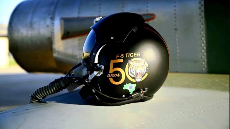 Rifa-do-capacete-de-piloto-de-caca-comemorativo-aos-50-anos-do-Senta-a-Pua_Divulgacao