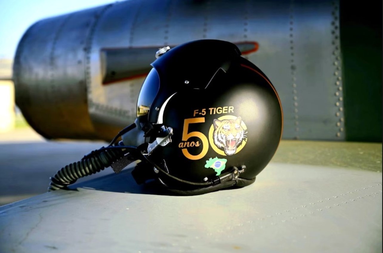 Rifa-do-capacete-de-piloto-de-caca-comemorativo-aos-50-anos-do-Senta-a-Pua_Divulgacao