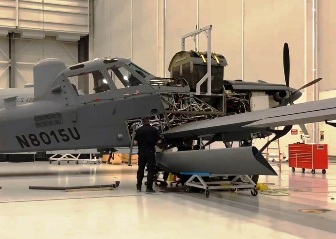 Avião agrícola armado OA-1K Skyraider II em hangar de produção da L3Harris em Waco, Texas