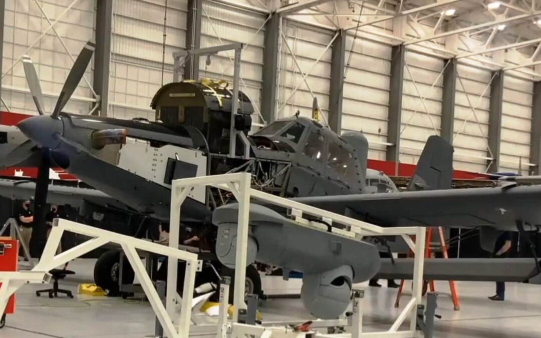 Avião agrícola armado OA-1K Skyraider II em hangar de produção da L3Harris em Waco, Texas