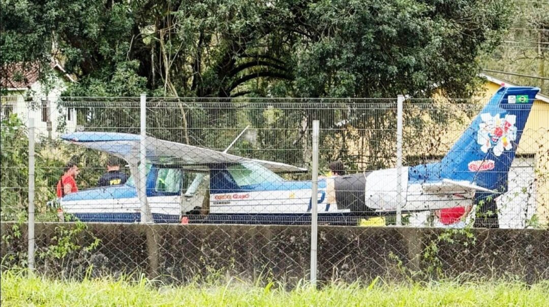 Avião monomotor faz pouso de emergênia na Rodovia Regis Bittencourt_Imagem redes sociais