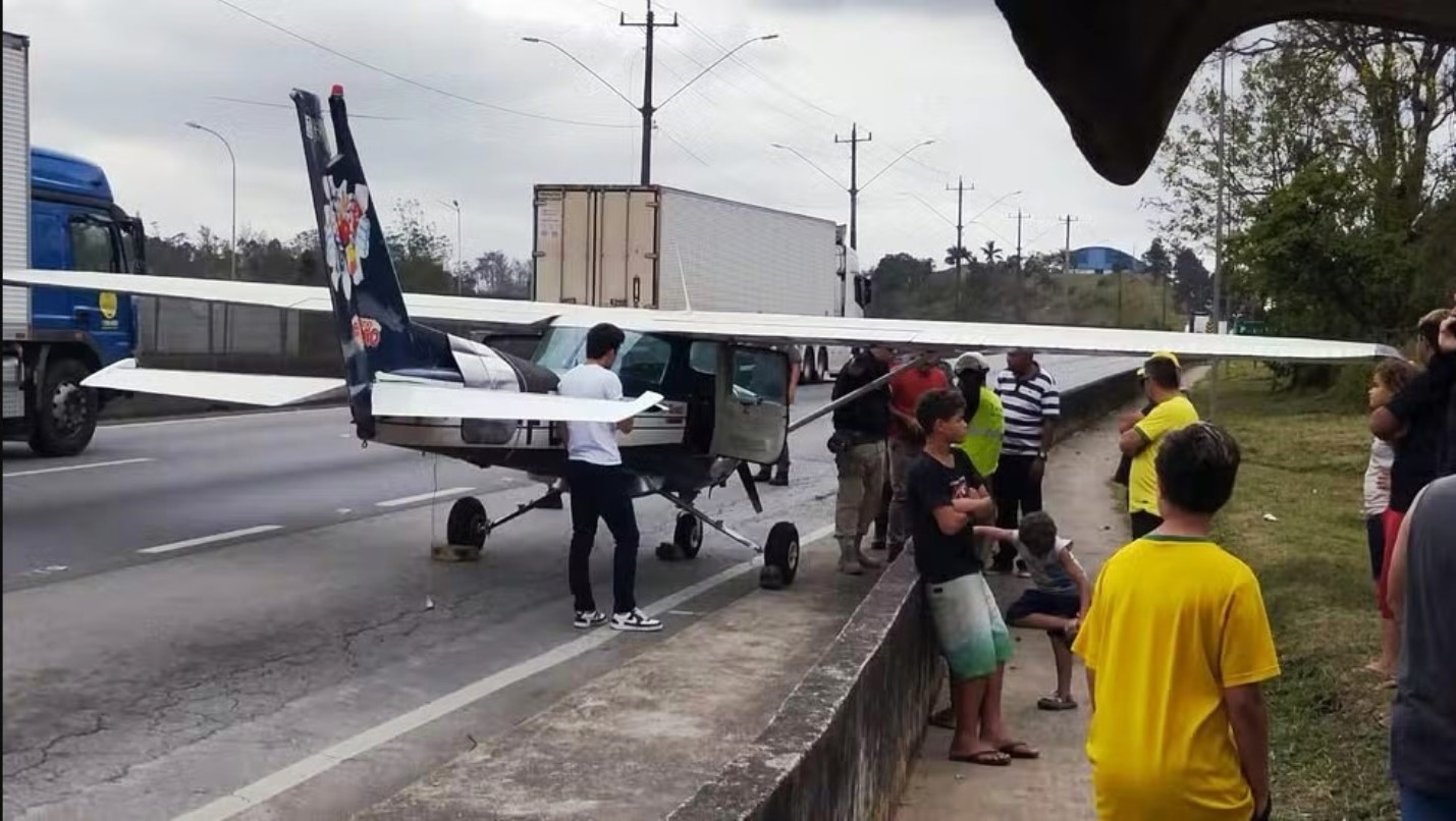 Aviao-monomotor-faz-pouso-de-emergenia-na-Rodovia-Regis-Bittencourt_Imagem-redes-sociais