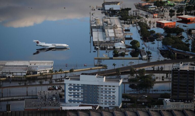 Boeing 727 das enchentes do RS ilhado no aeroporto Salgado Filho em 2024 1_crédito Anselmo Cunha AFP