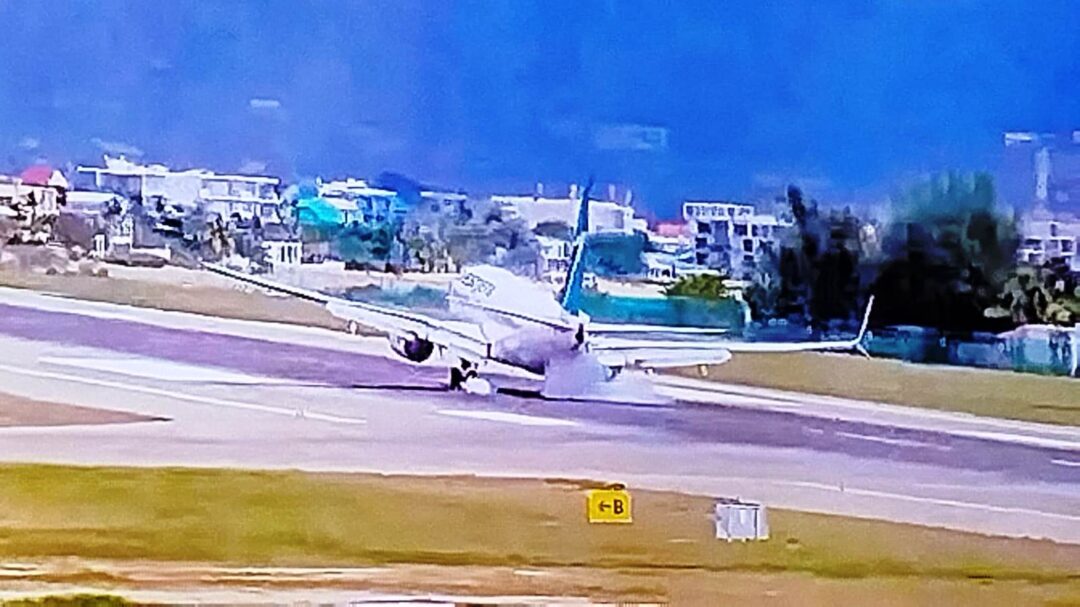 Boeing 737-800 da WestJet colapsa o trem de pouso na ilha de Saint Marteen no Caribe