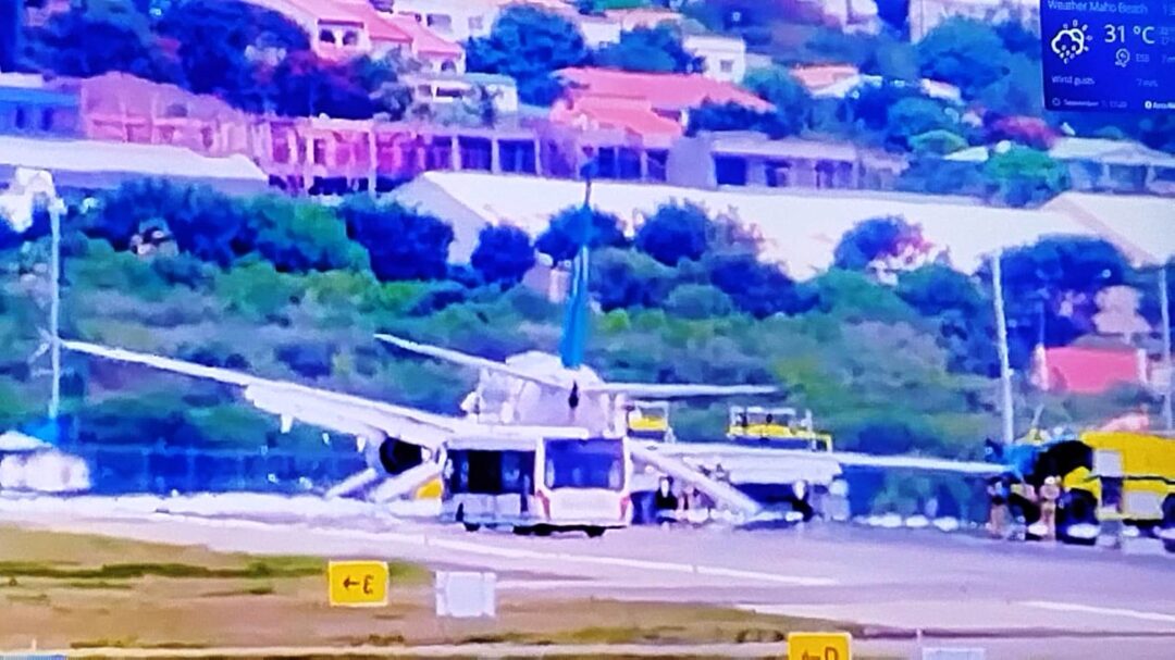 Boeing 737-800 da WestJet colapsa o trem de pouso na ilha de Saint Marteen no Caribe