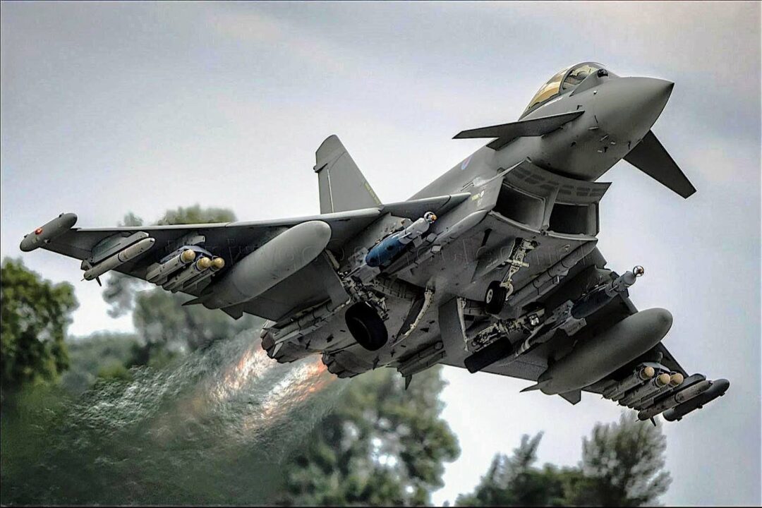 Caca-Eurofighter-Typhoon-britanico-em-missao-da-OTAN-apos-drones-russos-violarem-espaco-aereo-da-alianca_Imagem-Divulgacao.