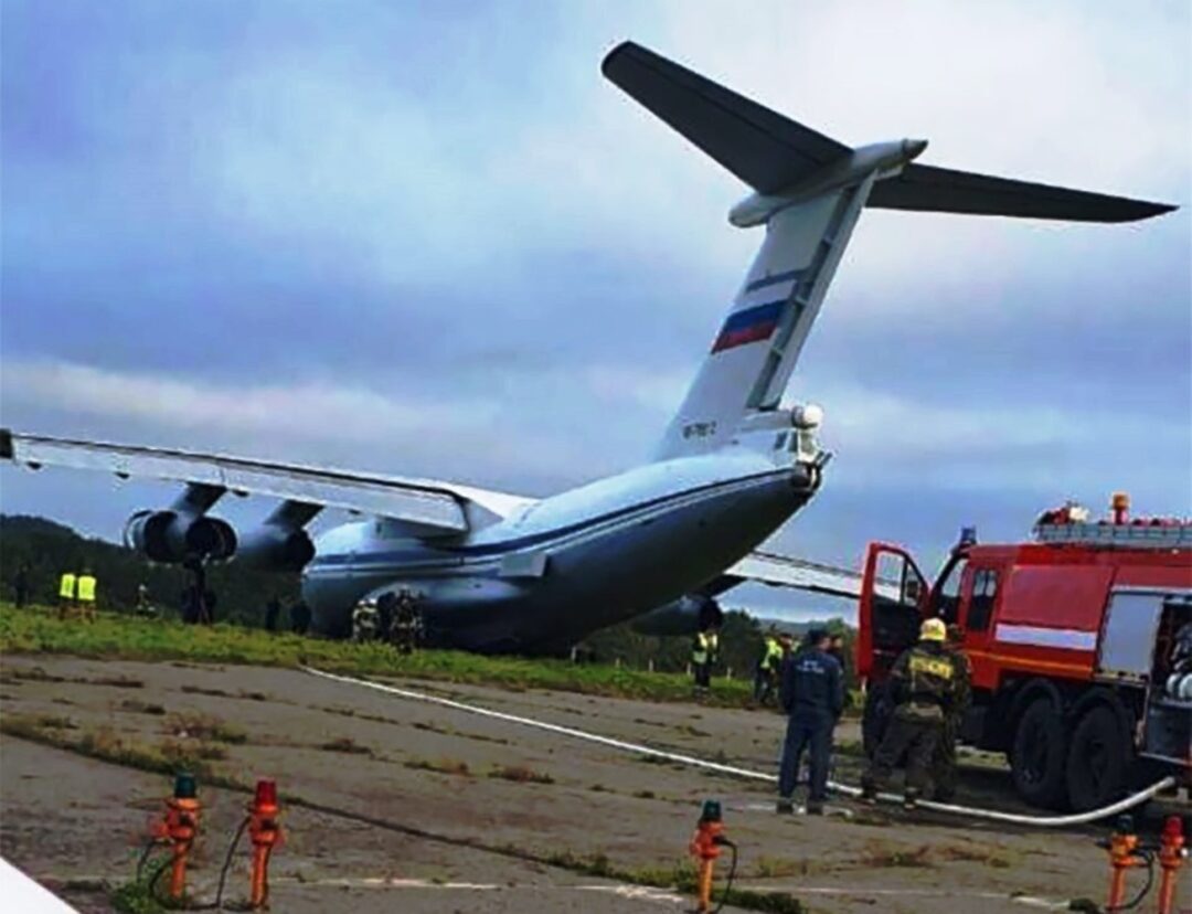 Cargueiro Ilyushin Il-76 Il sai da pista na Rússia