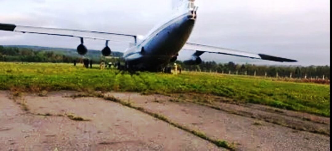 Cargueiro Ilyushin Il-76 Il sai da pista na Rússia