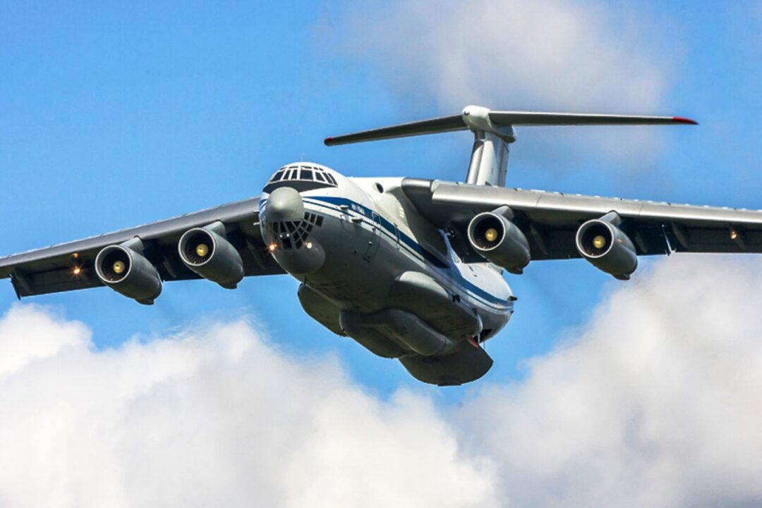 Cargueiro Ilyushin Il-76 Il sai da pista na Rússia
