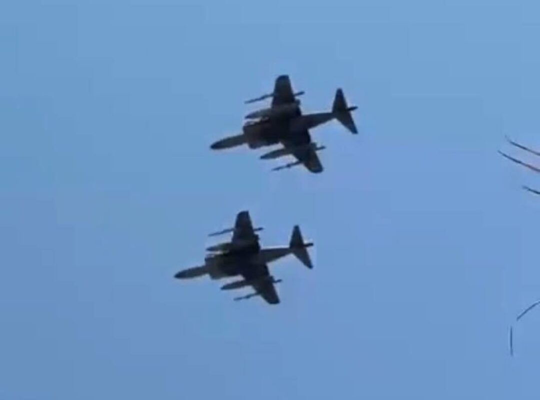 Dois caças Harrier sobrevoam Georgetown, Harrier II, AV-8B Harrier, VMA-223 Bulldogs, USS Iwo Jima, Guiana, Venezuela, Esequibo, aviação militar, caças V/STOL, Fuzileiros Navais dos EUA, projeção de poder aéreo, Caribe