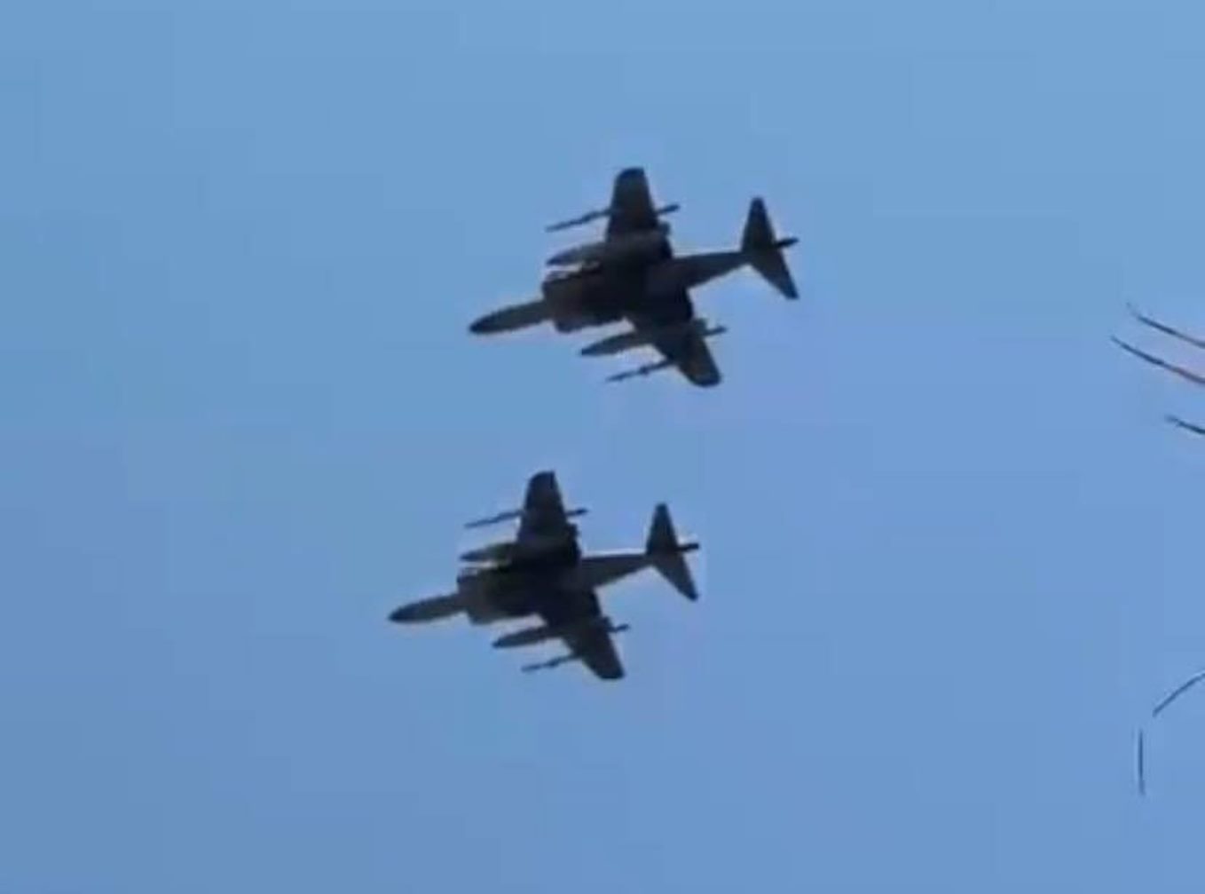 Dois caças Harrier sobrevoam Georgetown, Harrier II, AV-8B Harrier, VMA-223 Bulldogs, USS Iwo Jima, Guiana, Venezuela, Esequibo, aviação militar, caças V/STOL, Fuzileiros Navais dos EUA, projeção de poder aéreo, Caribe