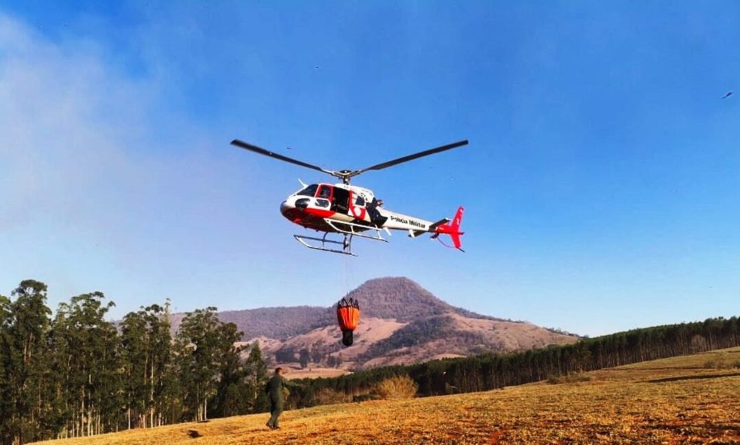 Helicoptero-Aguia-da-PM-do-Estado-de-SP-usado-para-combate-a-incendio-no-estado-de-SP_Foto-Policia-Militar-
