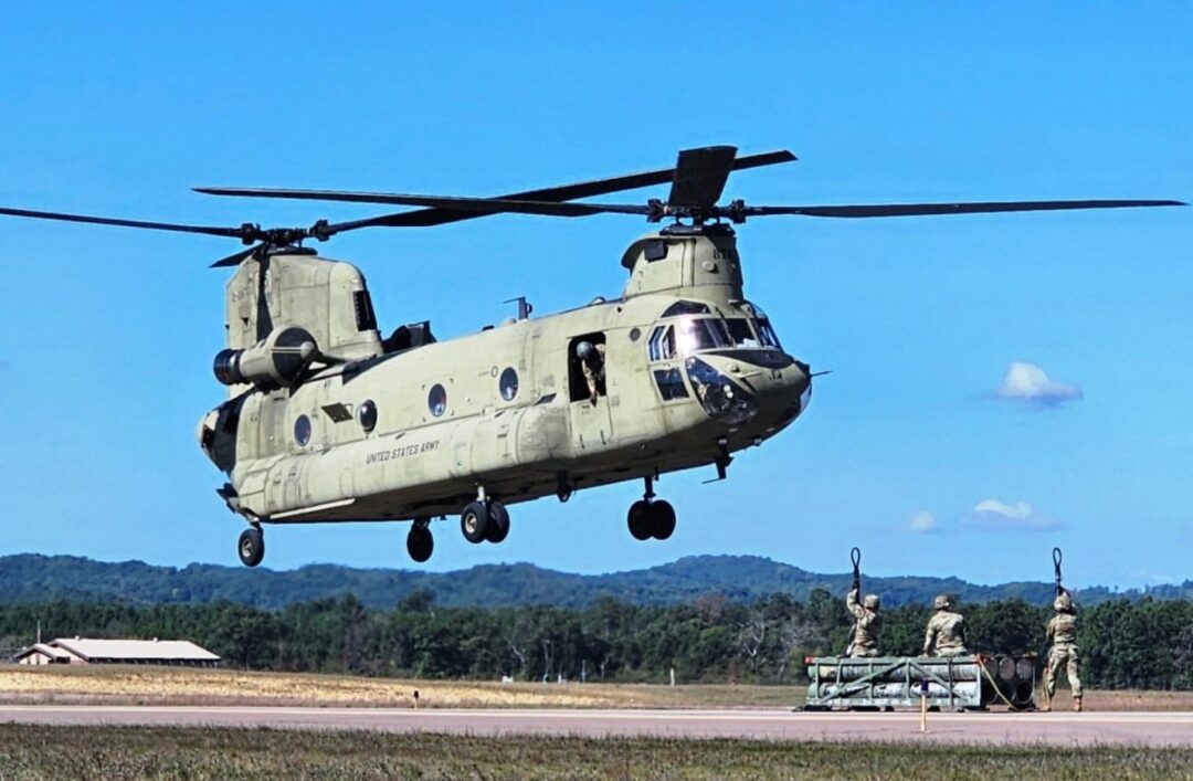 Helicóptero CH-47 Chinook, modelo avaliado pela Força Aérea Argentina para reforço do transporte aéreo militar com apoio dos EUA