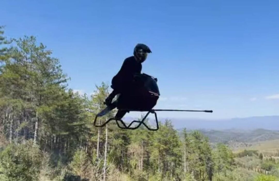 Moto voadora Volonaut Airbike em voo demonstrativo_imagem Volonaut