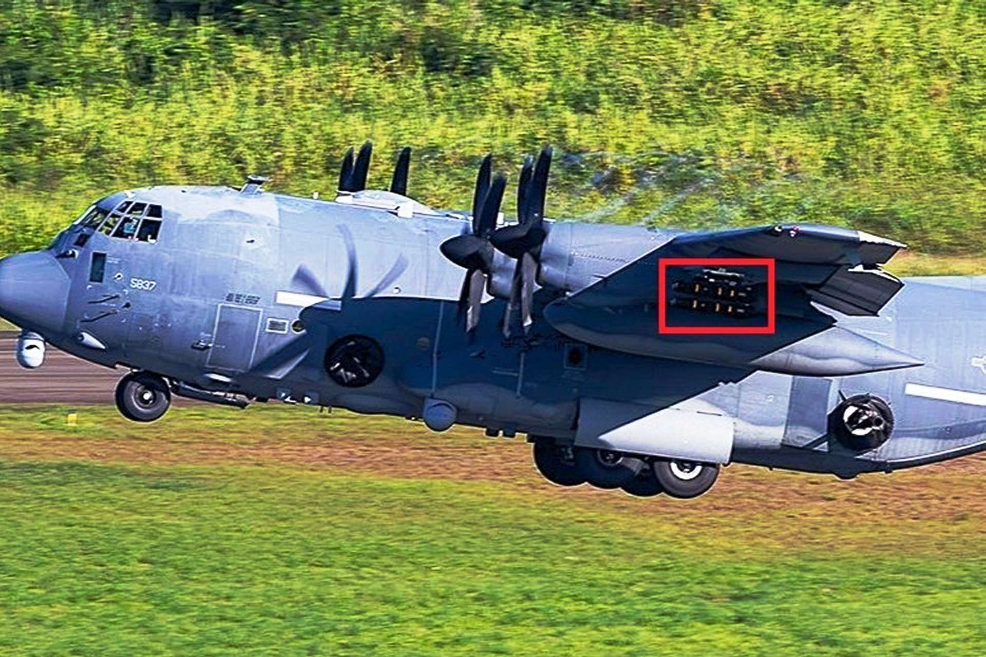 AC-130J-Ghostrider-com-misseis-Hellfire-e-flagrado-em-Porto-Rico-proximo-a-Venezuela_Imagem-Internet