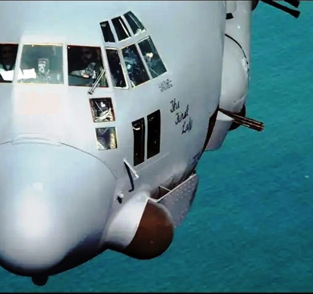 Avião Hércules AC-130J Ghostrider destrói semissubmersível de traficantes no Caribe