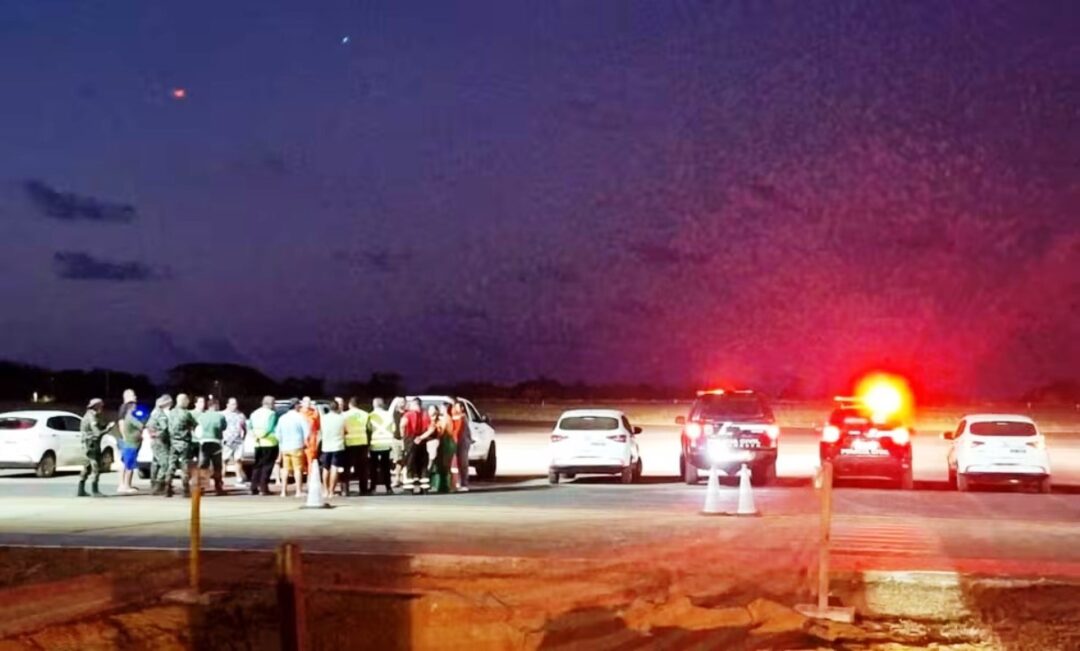 Aviao-King-Air-UTI-PT-OMZ-fez-pouso-noturno-em-Fernando-de-Noronha-com-iluminacao-por-carros_Imagem-da-Internet-