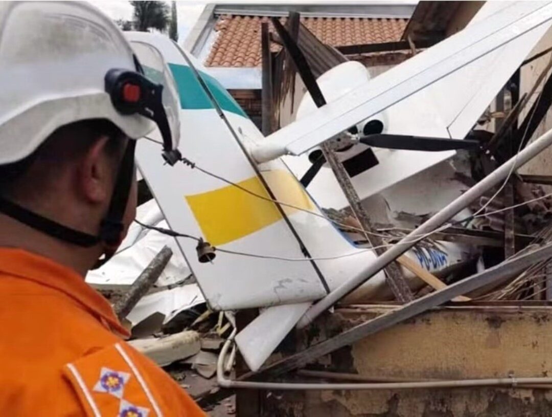 Avião cai sobre casa em Goiânia e piloto escapa com ferimentos leves