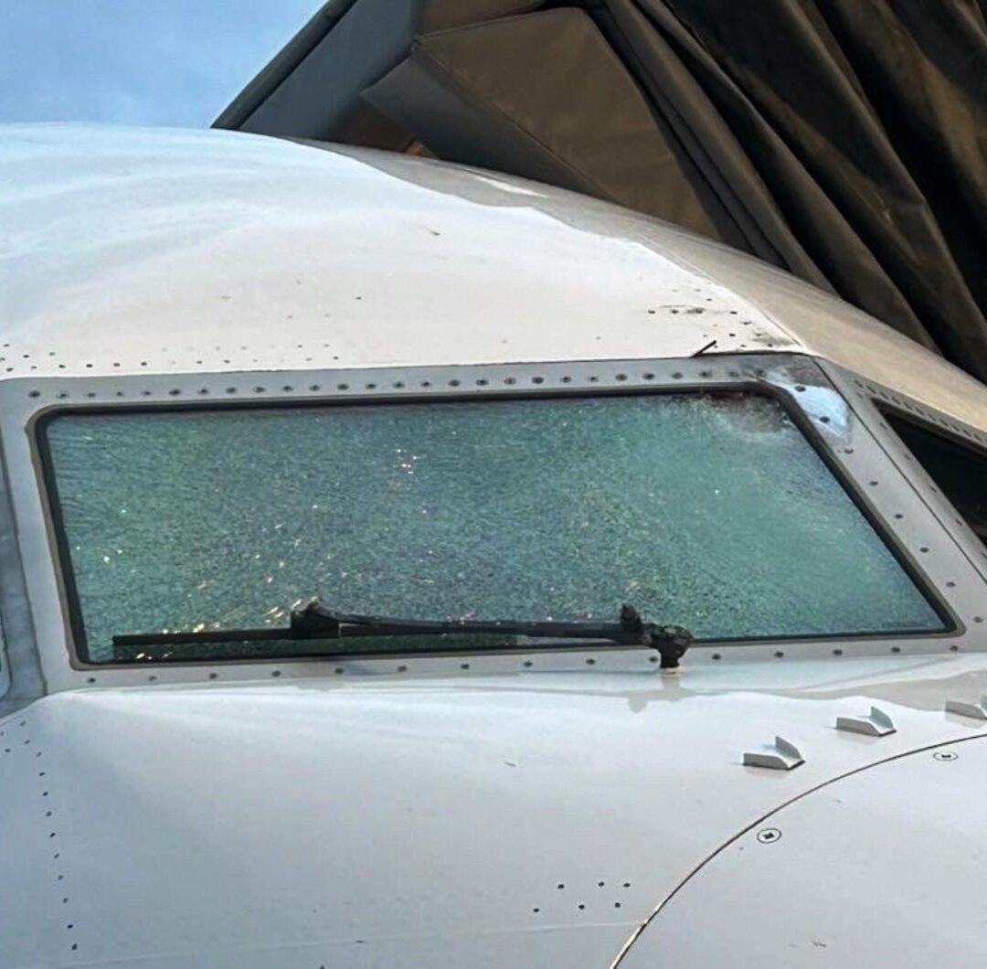 Avião da United Airlines colide com balão meteorológico e trinca para-brisa em pleno voo
