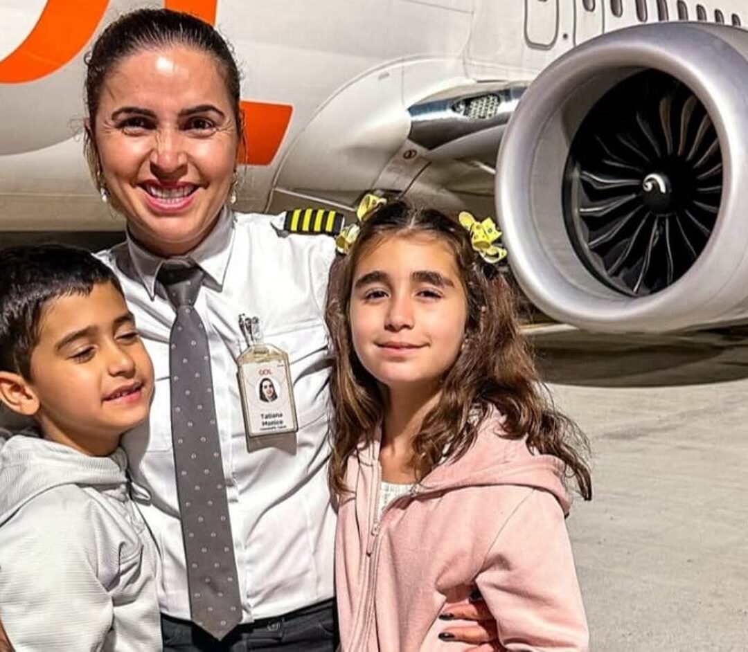 No Dia do Aviador, conheça a emocionante história da comandante Tatiana Mônico