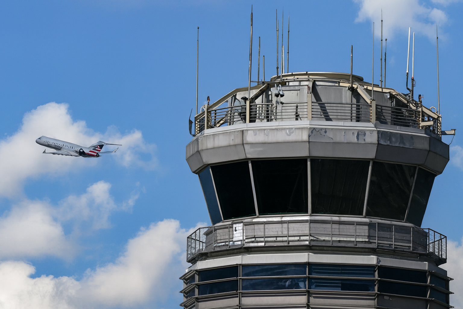 Controladores de voo trabalham sem salário durante paralisação financeira nos EUA_Imagem ilustrativa