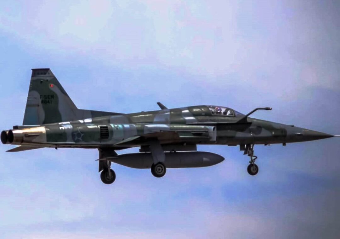F-5EM-FAB-4841-Pilotado-pelo-Ten-Cel-Av-Fabio-Mello-no-Domingo-Aereo-PAMA-SP-2025_Imagem-Spotter-Rose-Revuela