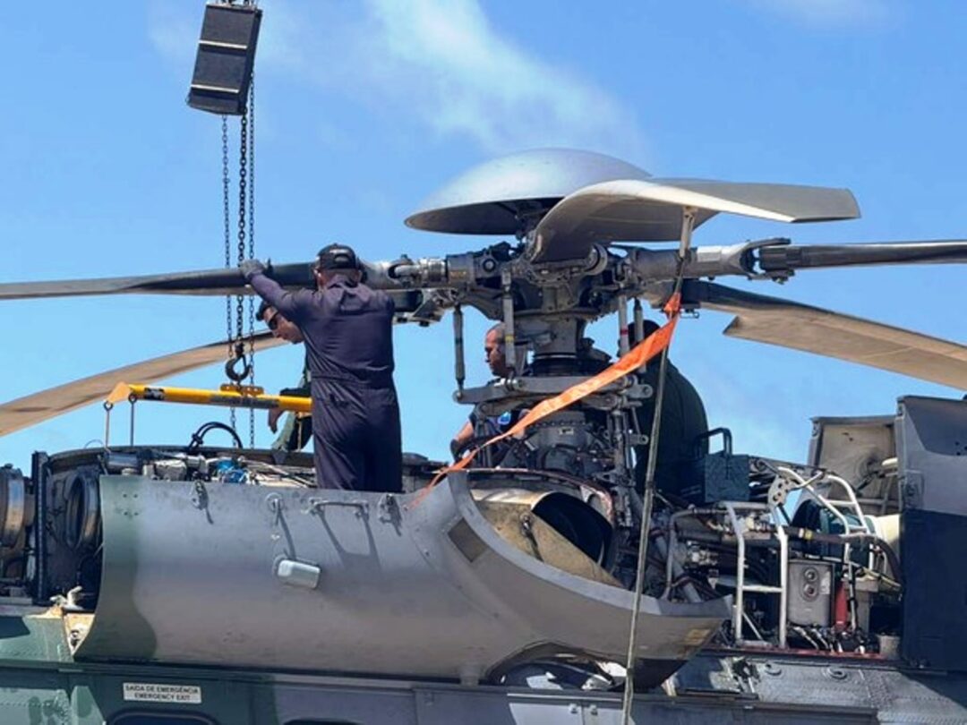 Helicoptero-Caracal-da-FAB-em-manutencao-apos-pouso-por-precaucao-em-praia-do-RN_Imagem-Sergio-Henrique-Santos_Inter-TV-Cabugi