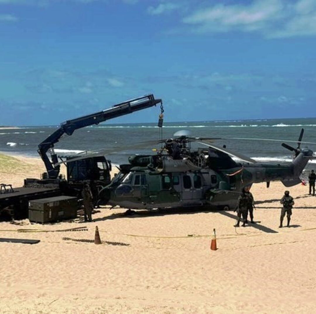 Helicóptero H-36 Caracal da FAB em manutenção após pouso de emergência