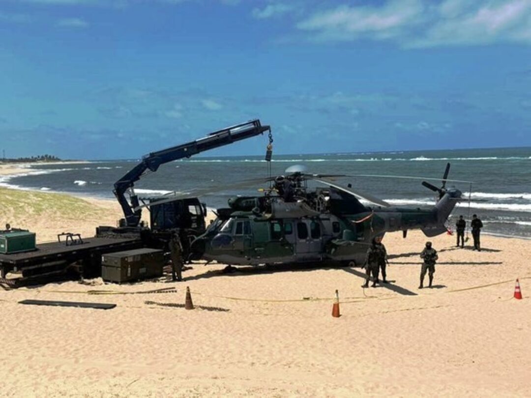 Helicoptero-Caracal-da-FAB-em-manutencao-apos-pouso-por-precaucao-em-praia-do-RN_Imagem-Sergio-Henrique-Santos_Inter-TV-Cabugi.