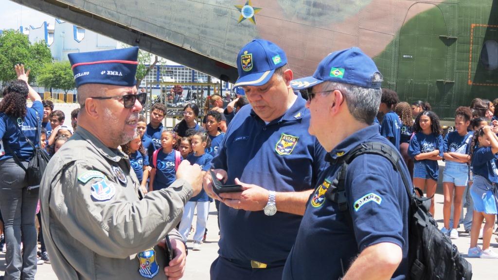 Veteranos-da-AVFAB-apoiam-o-Dia-das-Criancas-realizado-no-PAMA-SP_Imagem-Veterano-Jeferson-AVFAB