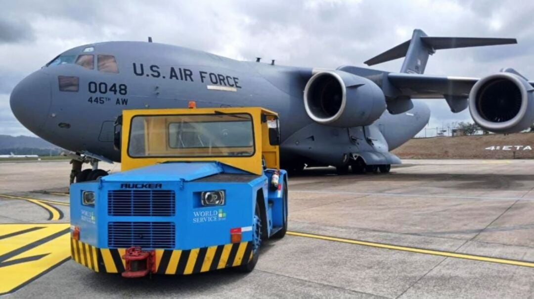 Aviao-C-17A-Globemaster-III-na-BASP-que-trouxe-o-primeiro-exemplar-do-Blach-Hawk-H-60M-da-Aviacao-do-Exercito_Foto-EB