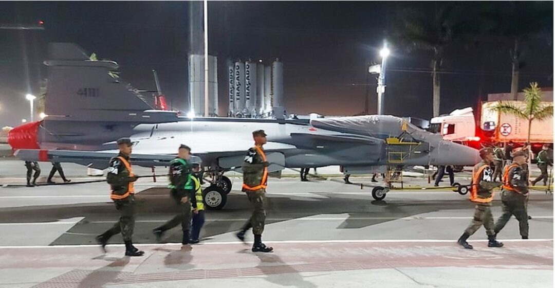 FAB 4111 o novo caça F-39E Gripen chega ao Brasil