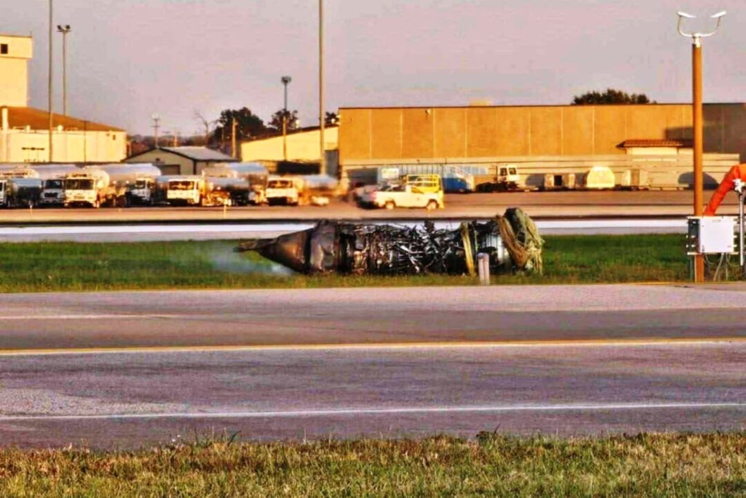 Motor-Esquerdo-do-MD-11-CARGO-da-UPS-que-caiu-em-Louiville-Kentuck-USA-caido-na-pista_Imagem-Internet