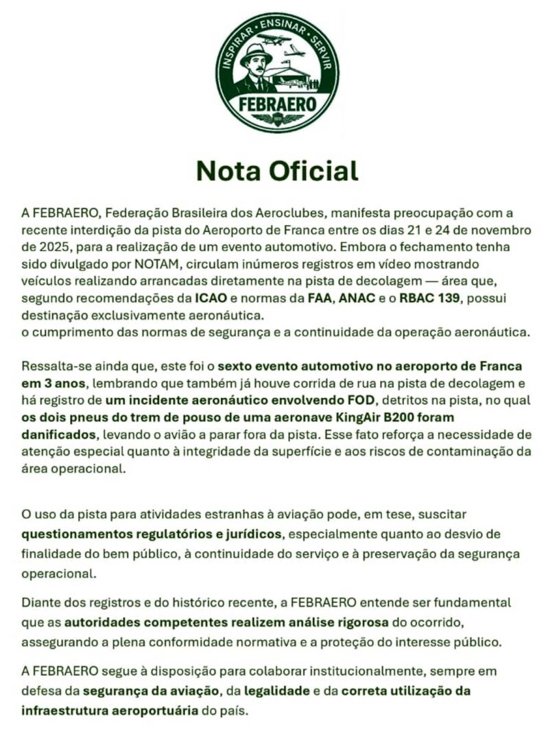 A prova de arrancada no aeroporto de Franca impulsionou um debate nacional sobre segurança operacional, finalidade pública e limites legais da concessão aeroportuária. Após a repercussão, o AeroJota recebeu espontaneamente um parecer elaborado por um advogado especialista em legislação aeronáutica, enviado com autorização para publicação. Além disso, o documento apresenta uma análise técnica baseada em normas da ANAC, da ICAO, da FAA e da Lei de Concessões, reforçando os impactos do evento na operação aeroportuária. O AeroJota mantém postura editorial neutra. Portanto, apresentamos todos os lados envolvidos, incluindo a análise jurídica independente, os relatos de operadores, a nota da FEBRAERO, a nota oficial da concessionária e a reação da comunidade aeronáutica. Parecer aponta que a prova de arrancada no aeroporto de Franca viola padrões internacionais e nacionais O parecer afirma que pistas de pouso e decolagem servem exclusivamente para operações aeronáuticas. Além disso, a ICAO determina esse requisito no Anexo 14 e no Doc 9859. A FAA reforça a proibição de atividades não aeronáuticas nas circulares AC 150/5300-13A e AC 150/5370-10. A ANAC segue essa diretriz por meio do RBAC 139, que exige manutenção contínua do atrito, da integridade do pavimento e da disponibilidade operacional. O especialista lista riscos operacionais que aumentaram durante a prova de arrancada. Entre eles estão geração de FOD, desgaste do grooving, alteração do coeficiente de atrito, aquecimento do pavimento e perda temporária de disponibilidade operacional. Dessa forma, ele conclui que a atividade apresenta incompatibilidade total com a aviação civil e que fere diretrizes internacionais de segurança. Por que o NOTAM não autoriza uma prova de arrancada no aeroporto de Franca O parecer critica também o uso do NOTAM como justificativa para o fechamento do aeroporto. Ele explica que o NOTAM informa uma condição anormal, mas não autoriza atividades não aeronáuticas. Além disso, ele destaca que o NOTAM pode avisar sobre a interdição, mas não transforma atividades proibidas em ações legais. O advogado utiliza uma analogia jurídica direta para esclarecer esse ponto: “um ato ilegal não se torna legal por ter sido previamente anunciado”. Dessa forma, ele reforça que a emissão do NOTAM não legitima o uso da pista como autódromo. Análise contesta a alegação de “análise de risco aprovada pela ANAC” A nota da concessionária afirma que a interdição estaria apoiada em análise de risco aprovada pela ANAC. O parecer questiona essa alegação e afirma que a ANAC aprova somente análises relacionadas a operações aeronáuticas, à mitigação de eventos previstos no RBAC 139 e às alterações de segurança vinculadas exclusivamente à aviação. O especialista afirma também que não existe, no Brasil ou no exterior, precedente autorizando provas de arrancada em pistas de aeroporto. Caso isso ocorresse, violaria padrões da ICAO, da FAA e do RBAC 139, criando precedente internacionalmente inaceitável. Assim, ele conclui que a concessionária interpretou equivocadamente um procedimento ou que poderia existir um erro regulatório sem precedentes. Nota da concessionária não responde ao problema principal O parecer argumenta que a discussão central não envolve apenas a existência do NOTAM ou a ausência de incidentes. Segundo ele, o ponto crítico envolve o uso de um bem público essencial para um evento privado recreativo. Além disso, ele reforça que isso viola a finalidade pública do aeródromo e contraria normas da ANAC, da FAA, da ICAO, da Lei de Concessões e do Código Brasileiro de Aeronáutica. Ele destaca também que o comunicado da concessionária não explica por que uma estrutura pública destinada à aviação foi desviada para fins particulares, especialmente após críticas fundamentadas da comunidade aeronáutica. Riscos ignorados pela concessão durante a prova de arrancada O especialista aponta que a nota divulgada pela concessionária ignorou riscos relevantes. Entre eles estão degradação do pavimento, contaminação por borracha aquecida, perda de atrito superficial, danos ao grooving e risco elevado de FOD. Além disso, o parecer afirma que a nota não menciona a necessidade de inspeção pós-evento de nível A, o risco à certificação operacional ou as exigências do RBAC 139.319. Ele afirma que esses fatores deveriam aparecer de forma transparente na comunicação oficial, mas permaneceram ausentes. Tentativa de transferir responsabilidade aos pilotos é contestada A nota afirma que pilotos devem consultar o NOTAM. O parecer reconhece essa obrigação, mas destaca que pilotos consultam NOTAM para operar aeronaves, e não para presumir que a pista foi transformada em autódromo. Portanto, ele considera inadequada a tentativa de transferir responsabilidade ao usuário. Argumento “não houve incidentes” não se sustenta juridicamente O especialista contesta também o argumento de que “não houve incidentes”. Ele explica que uma operação arriscada não se torna segura pela ausência de acidentes. Além disso, ele reforça que leis e regulamentos tratam do risco, e não apenas do dano consumado. Para exemplificar, ele utiliza a analogia de quem dirige a 200 km/h e não sofre acidentes: a ausência do dano não transforma a conduta insegura em uma ação correta. Risco sistêmico: novo evento divulgado no aeroporto de Registro-SP Após a repercussão do evento em Franca, surgiram anúncios em redes sociais promovendo uma nova prova de arrancada no Aeroporto Municipal Alberto Bertelli, em Registro-SP, também administrado pela Rede VOA. Promotores anunciaram o evento para 29 de novembro de 2025. Como consequência, pilotos e operadores demonstraram preocupação, porque vários aeroportos podem enfrentar interrupções semelhantes. Relato de Marília mostra conflito entre eventos aéreos e recreativos Leitores do AeroJota relataram que um evento aeronáutico planejado em Marília, em homenagem ao Dia do Aviador, não avançou, mesmo após negociações. A administração local afirmou que não solicitou o NOTAM para evitar impacto no voo regular da companhia aérea. Pilotos afirmaram também que o evento foi planejado sem conflito operacional. O contraste gerou críticas, porque eventos aeronáuticos encontram obstáculos enquanto eventos automotivos ocorreram em pistas administradas pela mesma concessionária. Desvio de finalidade e violação da continuidade do serviço público A Lei 8.987/1995 determina que serviços públicos concedidos devem manter continuidade. O fechamento prolongado da pista, sem obras essenciais ou emergências, indica possível interrupção indevida de serviço público e violação da finalidade essencial do aeródromo. Portanto, esses elementos podem motivar questionamentos administrativos e judiciais. Conclusão da Parte 2 A prova de arrancada no aeroporto de Franca abriu espaço para um debate intenso sobre segurança, legislação, finalidade pública e responsabilidade regulatória. O parecer técnico enviado ao AeroJota apresentou riscos, omissões e inconsistências na operação e no comunicado da concessionária. Além disso, surgiram relatos de novos eventos e de situações em que atividades aeronáuticas encontraram obstáculos. O AeroJota encerra reforçando sua posição equilibrada: nada contra o esporte. O problema envolve o local escolhido, que compromete a segurança da aviação, a finalidade pública do aeródromo e a continuidade de um serviço essencial. Carros, motos e caminhões pertencem ao autódromo, estrutura criada para isso, com o público protegido. Lixo deve estar na lixeira e nunca na pista.
