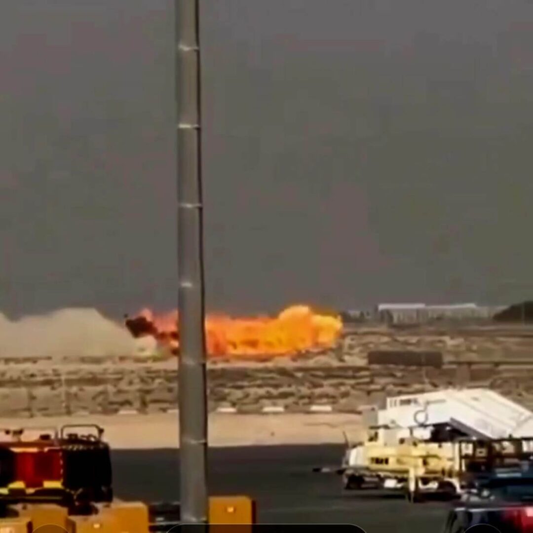 Piloto de caça morre em acidente no Dubai Air Show, após queda do caça indiano TEJAS