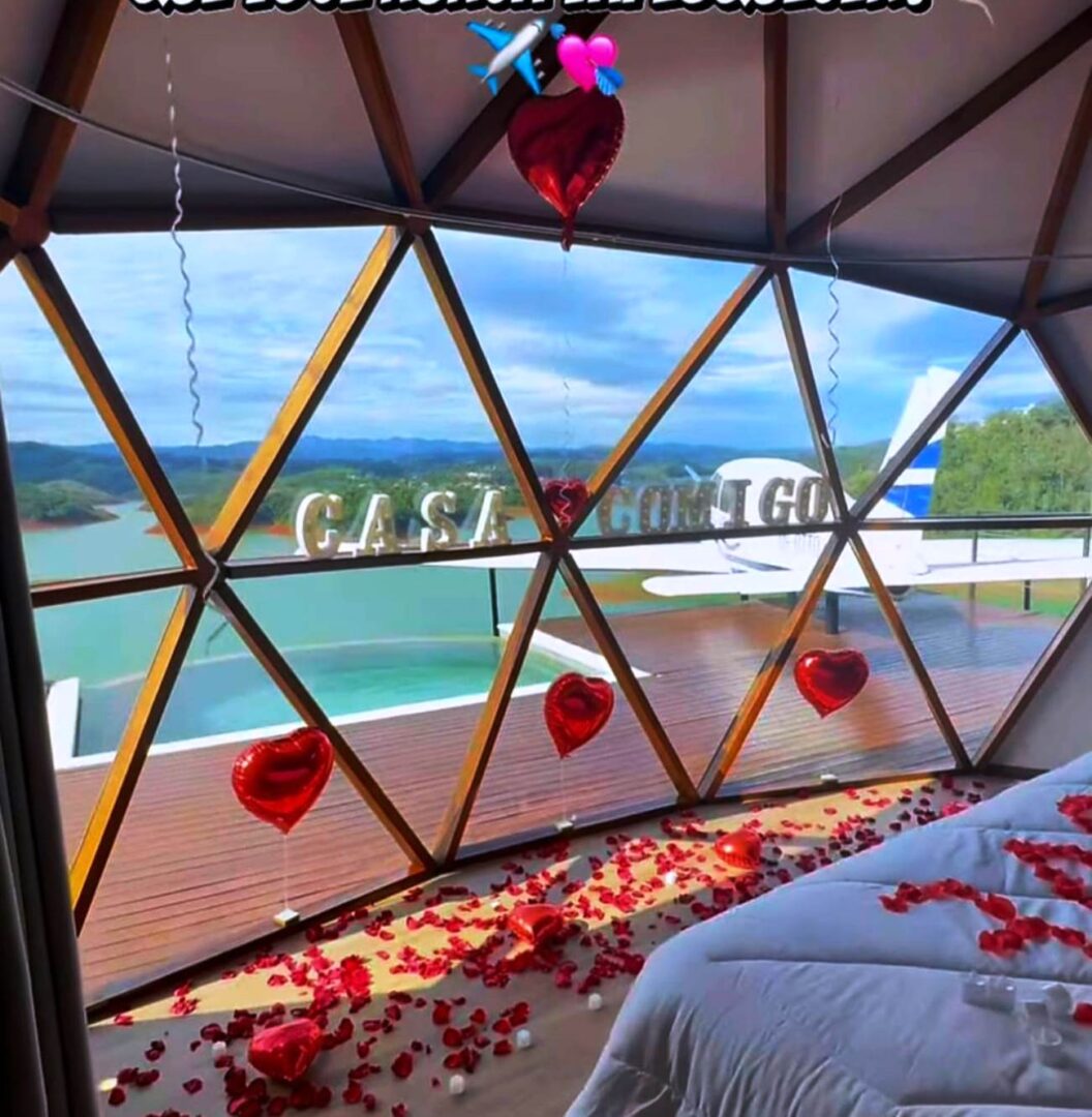 Por-dentro-da-pousada-com-domo-e-avioes-no-jardim-em-Igarata_Imagem-Hangar-das-Aguas