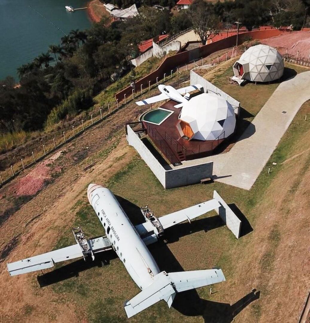 Por-dentro-da-pousada-com-domo-e-avioes-no-jardim-em-Igarata_Imagem-Hangar-das-Aguas.j