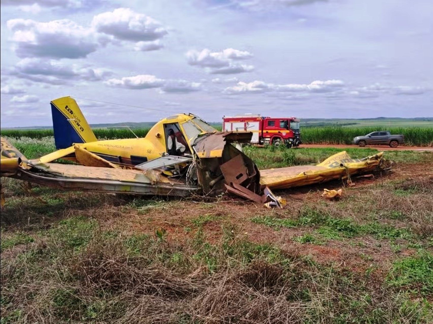 Pouso-forcado-no-canavial-piloto-de-aviao-agricola-escapa-com-vida-apos-pane-em-Campo-Florido_Imagem-Corpo-de-Bombeiros