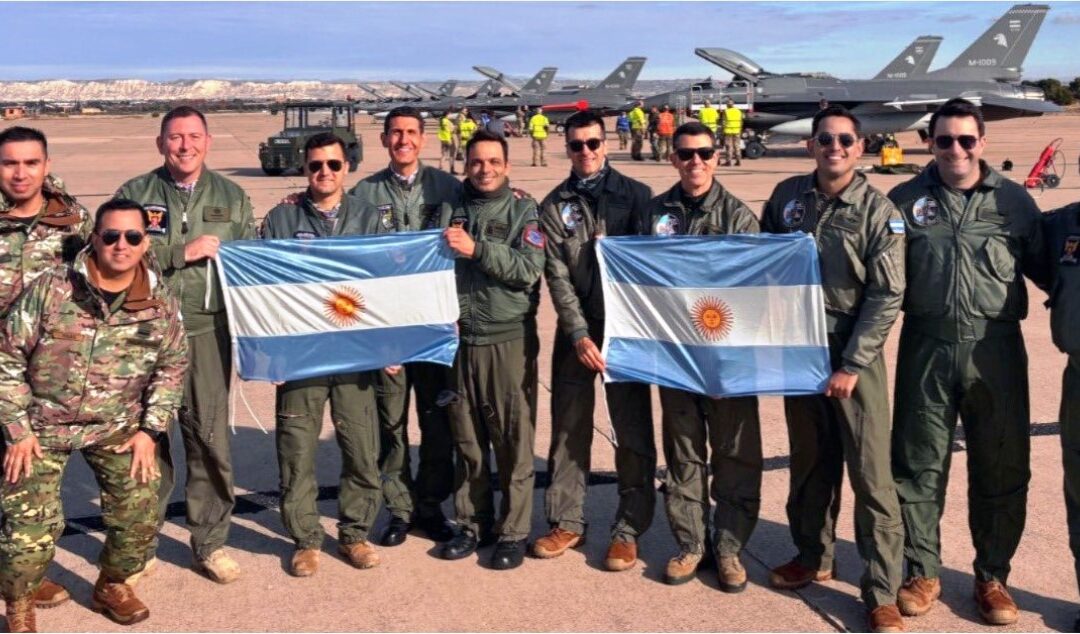 Primeiros F 16 da Força Aérea Argentina iniciam travessia a partir da Dinamarca