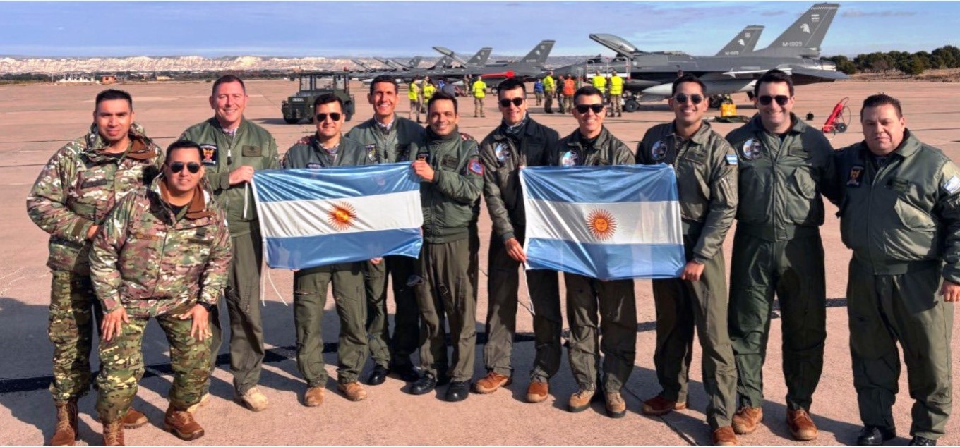 Primeiros-cacas-F-16-da-Argentina-decolam-da-Dinamarcar-rumo-a-Buenos-Aires_Foto-Ministerio-de-Defesa